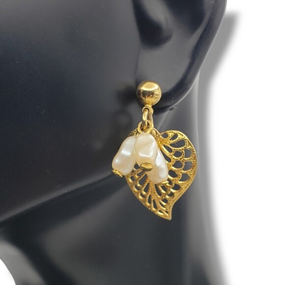 Avon Gold Tone Openwork Leaf Pearl Dangle Drop Earrings Post Pierced - Picture 1 of 8